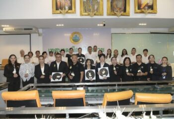 นนทบุรี-กรมพัฒนาฝีมือแรงงานจับมือ สภาสังคมสงเคราะห์ฯ หนุนสตรีนนทบุรี ประดิษฐ์ดอกไม้เชิงวัฒนธรรม 3,500 ชิ้น ถวายเป็นพระราชกุศลฯ :
