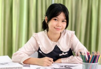 “จากดินสอแท่งแรก…สู่ศิลปินแห่งความฝัน ‘น้องอิม’ วัย 16 ยึด ‘ถวัลย์ ดัชนี’ เป็นต้นแบบ สร้างแรงบันดาลใจให้เยาวชนไทย” :