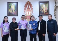 ประธานสภาสังคมสงเคราะห์แห่งประเทศไทย รับมอบโล่เกียรติยศ “ฐานันดร๔” จากนายกสมาคมสมาพันธ์นักข่าว(ประเทศไทย) :