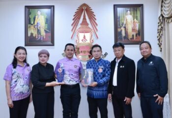 ประธานสภาสังคมสงเคราะห์แห่งประเทศไทย รับมอบโล่เกียรติยศ “ฐานันดร๔” จากนายกสมาคมสมาพันธ์นักข่าว(ประเทศไทย) :